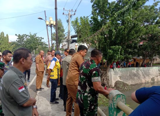 Dihadiri Walikota, Petugas Gabungan Polrestabes Medan Lakukan Pembersihan dan Penataan Sungai Sei Sikambing