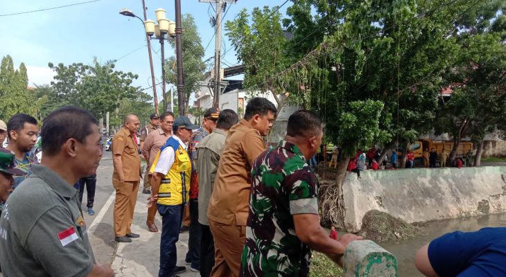 Dihadiri Walikota, Petugas Gabungan Polrestabes Medan Lakukan Pembersihan dan Penataan Sungai Sei Sikambing