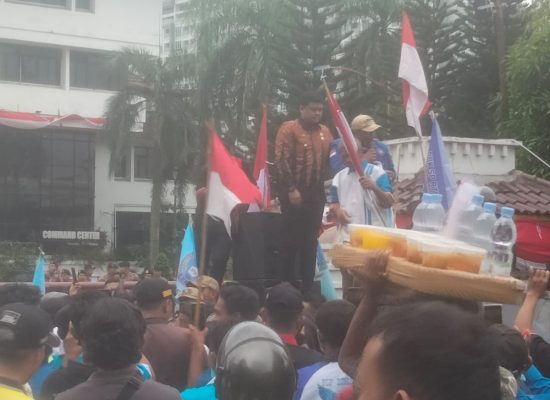 Dikawal Polisi, Ratusan Buruh Geruduk Kantor Walikota Medan, Minta  Cabut UU Cipta Kerja