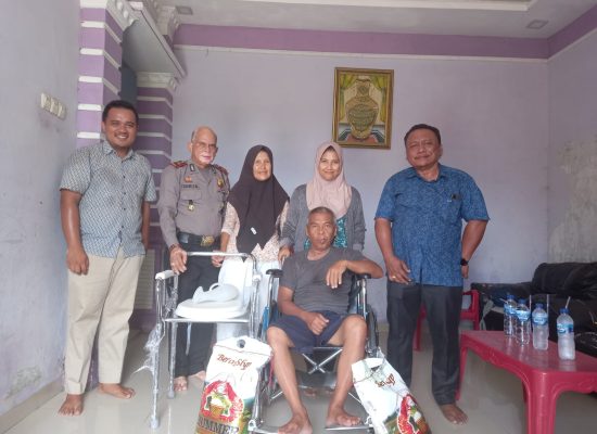 Jumat Berkah, Polsek Batang Kuis Beri Bantuan Sembako dan Kursi Roda ke Penderita Stroke