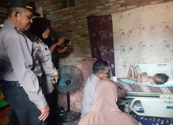 Balita Sakit Menahun, Kapolres Labusel Respon Cepat Bawa Berobat ke Rumah Sakit