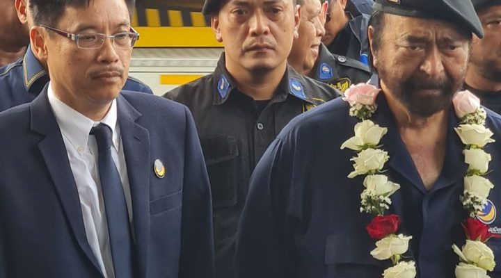 Tiba di Medan, Surya Paloh Disambut Ketua Garda Pemuda NasDem Sumut dan Puluhan Ribu Kader NasDem