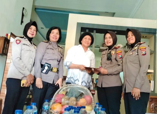 Ibu Wakapolrestabes Medan Berikan Bantuan Tali Asih Kepada Seorang Polwan yang Sakit di Jalan Bunga Kantil