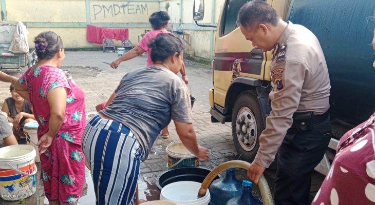 Kapolsek Patumbak Salurkan Bantuan Air Bersih dari Kapolrestabes Medan kepada Warga 2 Kecamatan