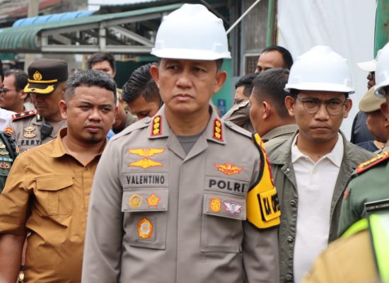 Kapolrestabes Medan Dampingi Bobby Tinjau Pemancangan Tiang Pelebaran Parit