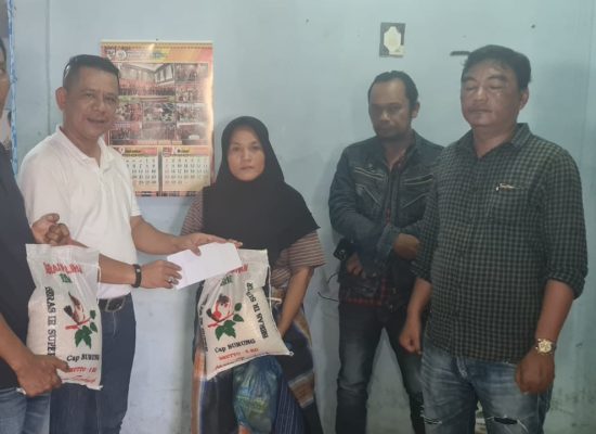 Ketua Pewarta Berikan Santunan Duka dan Sembako kepada Isteri almarhum Ketua Ranting PP Sukaramai II