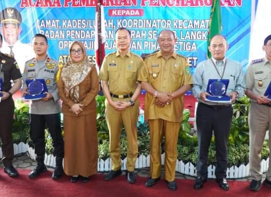 Plt Bupati Langkat Serahkan Penghargaan atas Prestasi Pencapaian PAD