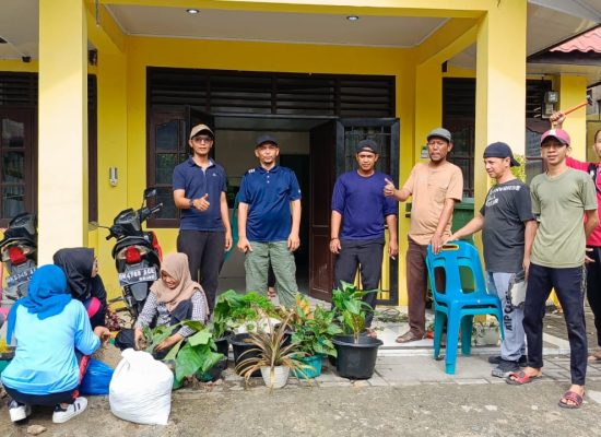 Lurah Sidorama Barat 1 Bersama Kepling Laksanakan Giat Bersih Kantor Kelurahan