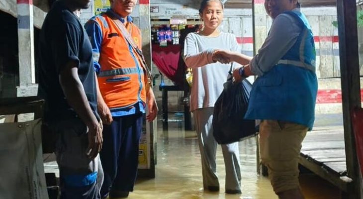 PLN Peduli Salurkan Bantuan Sembako Untuk Korban Cuaca Ekstrem di Mandailing Natal
