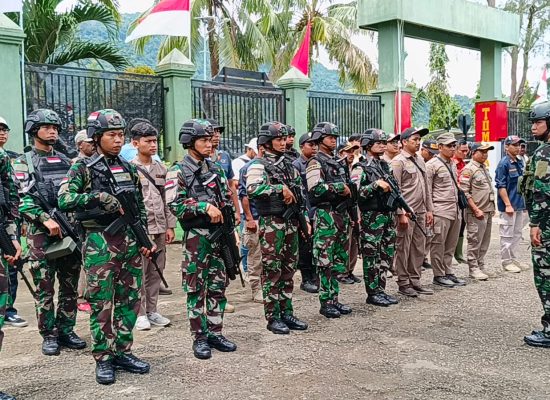 Antisipasi Kegiatan Ilegal di Perbatasan RI-PNG Satgas Pamtas Yonif 122/TS Laksanakan Patroli Gabungan
