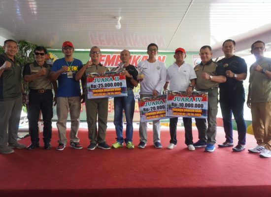 Danrem 032/Wbr Resmi Tutup Festival Peridon Dragon Boat, Tim PODSI Kota Padang Raih Juara 1