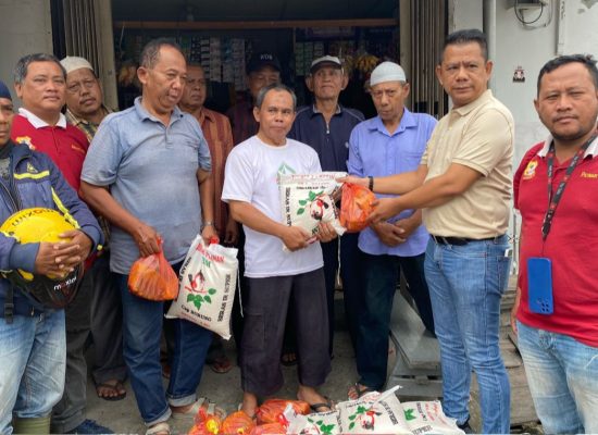 Jumat Barokah, Ketua Pewarta Berbagi Sembako kepada Pengurus dan Anggota BKM Masjid Jamik