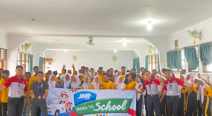 Dalam program JNE Goes to School, JNE Siapkan Siswa SMK Negeri 1 Tebing Tinggi Hadapi Revolusi Industri 4.0