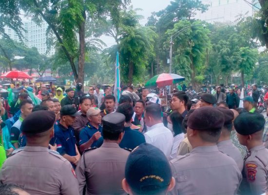 Polrestabes Medan Kawal Aksi Demo Massa Gebrak di Gedung DPRD Sumut dan Gubsu