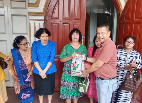 Berbagi Kasih, Ketua Pewarta Berikan Paket Sembako kepada Jemaat HKBP Garu VIII