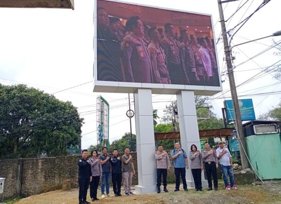 Tim Divisi Humas Polri Kunjungi Polsek Pancur Batu, Asistensi Pekerjaan Pengadaan Led Outdoor Videotron