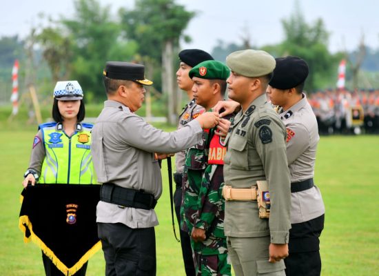 Di Bawah Guyuran Hujan Kapolda Sumut Pimpin Gelar Pasukan Ops Mantap Brata 2023-2024