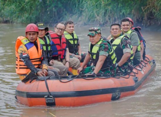 Pastikan Progres Pengerjaan, Walikota Bobby Nasution bersama Pangdam I/BB Susuri Sungai Deli