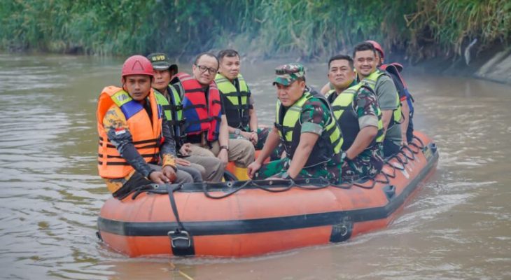 Pastikan Progres Pengerjaan, Walikota Bobby Nasution bersama Pangdam I/BB Susuri Sungai Deli