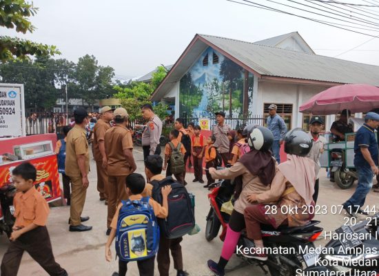 Polsek Patumbak Bersama Tiga Pilar Tertibkan Parkir Liar dan Pedagang Kaki Lima