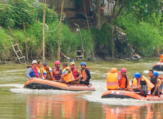 Naik Perahu Karet, Bobby Nasution Cek Progress Gotong Royong Bersih-bersih Sungai Deli