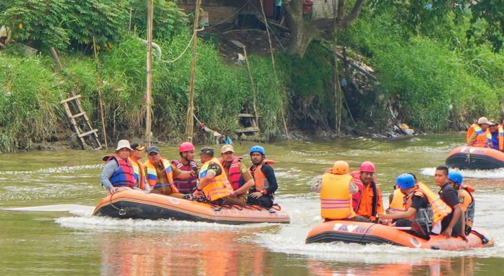 Naik Perahu Karet, Bobby Nasution Cek Progress Gotong Royong Bersih-bersih Sungai Deli