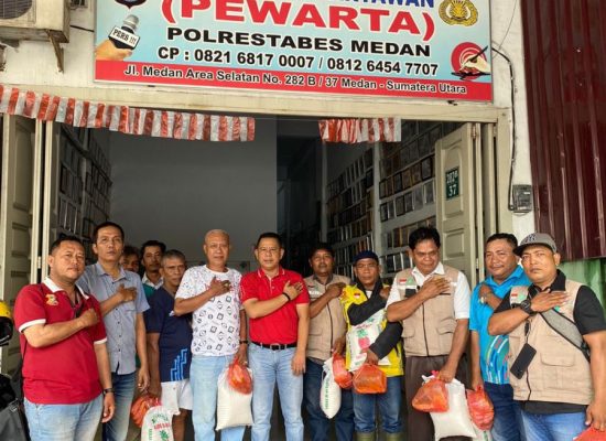 Jumat Barokah, Ketua Pewarta Santuni Pengemudi Ojol dan Petugas PLN