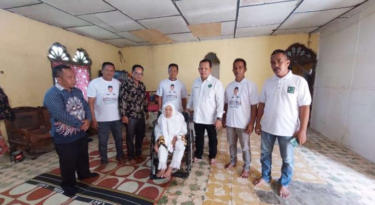 Pejuang Duafa Berikan Kursi Roda kepada Nek Supiah di Acara Maulid Nabi Muhammad SAW