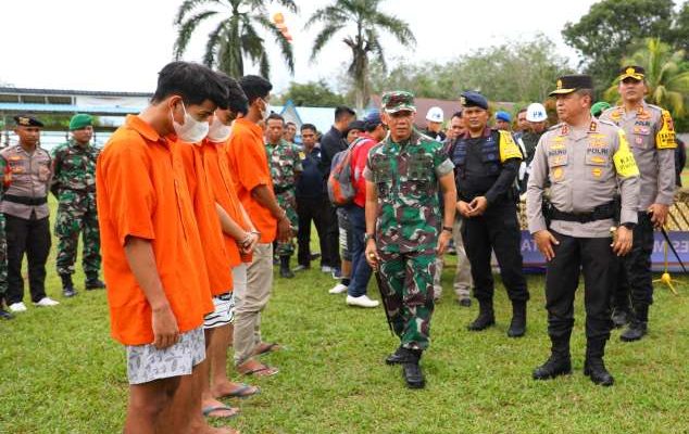 Kapoldasu dan Pangdam I/BB Pimpin Operasi Perburuan Ladang Ganja Terluas di Pulau Sumatera