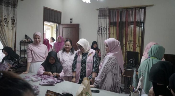 Srikandi PLN UID Sumut Kunjungi Peserta Pelatihan Kursus Menjahit