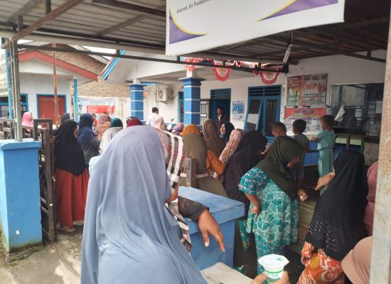 Demo di Kantor Desa Sugiharjo, Emak-Emak: Kalau Kadusnya Dipecat, Kadesnya Juga Harus Diganti!