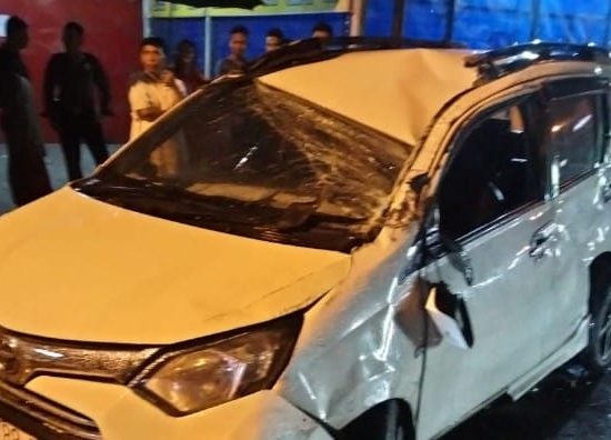 Laka Lantas Di Jalan Kapten Muslim Remukkan Calya, Pengemudinya Sempat Terjepit Dan Ditolong Warga