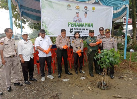 Polrestabes Medan dan Polsek Patumbak Tanam 10 Juta Pohon di Desa Mariendal
