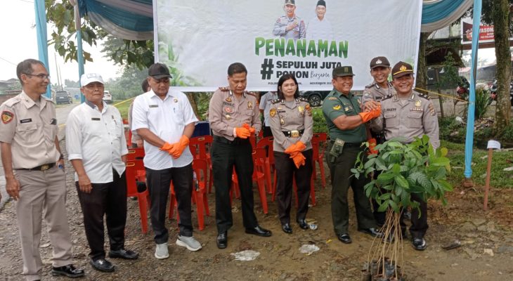 Polrestabes Medan dan Polsek Patumbak Tanam 10 Juta Pohon di Desa Mariendal