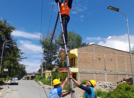 PLN Icon Plus Benahi Kabel Optik di Tiang PLN Guna Mendukung Gelaran Aqua Bike di Sumut