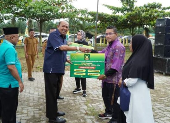 Plt Bupati Langkat Berikan Bantuan Kepada Pelaku IKM Langkat dalam Kegiatan Program Perencanaan dan Pembangunan Industri