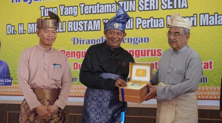 Dinilai Perjuangkan Harkat Melayu Islam, Syah Afandin Dianugerahi Temenggong Tun Hassan