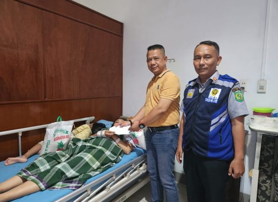 Ketua Pewarta Jenguk Anak Almarhum Wartawan Medan Pos di RS Bina Kasih