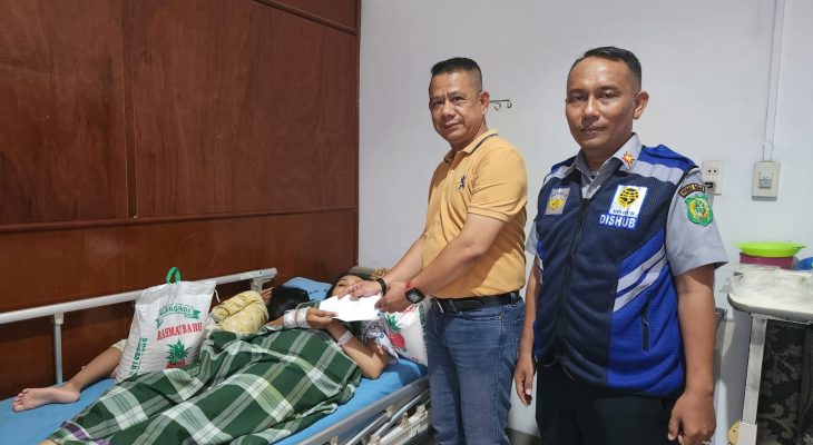 Ketua Pewarta Jenguk Anak Almarhum Wartawan Medan Pos di RS Bina Kasih