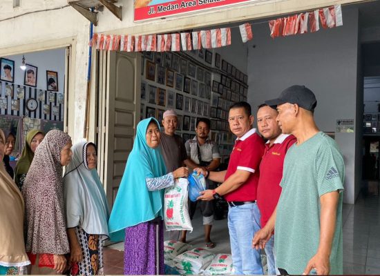Jumat Barokah, Ketua Pewarta Bagi Sembako ke Kaum Duafa