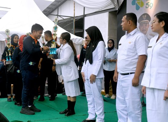 Puncak HKN ke-59 Tingkat Sumut, Hassanudin Serahkan Penghargaan kepada Nakes dan Kader Posyandu Berprestasi