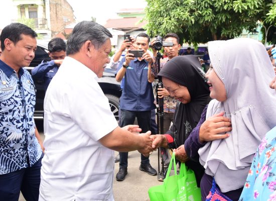 Plt Bupati Serahkan Bantuan Cadangan Pangan Pemerintah