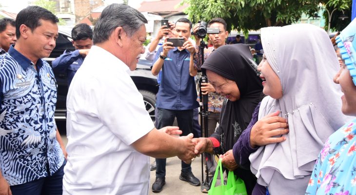 Plt Bupati Serahkan Bantuan Cadangan Pangan Pemerintah