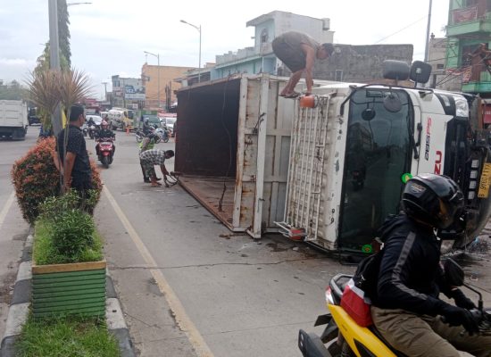 Supir Mengantuk,Truk Fuso Terguling Tabrak Marka Jalan