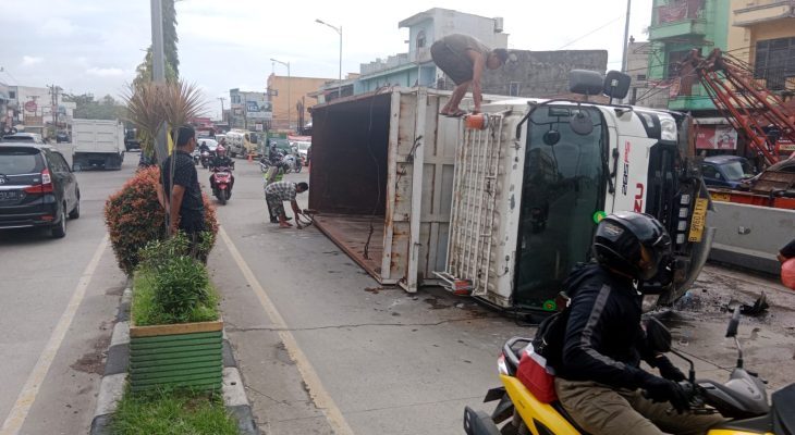 Supir Mengantuk,Truk Fuso Terguling Tabrak Marka Jalan