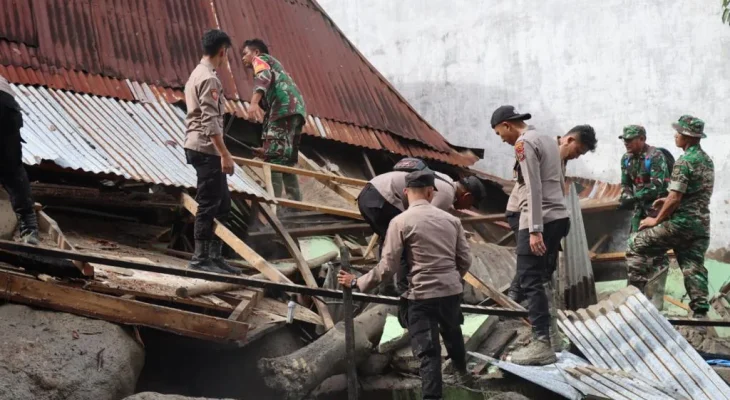 Polda Sumut  Bantu Evakuasi Korban Longsor Humbahas