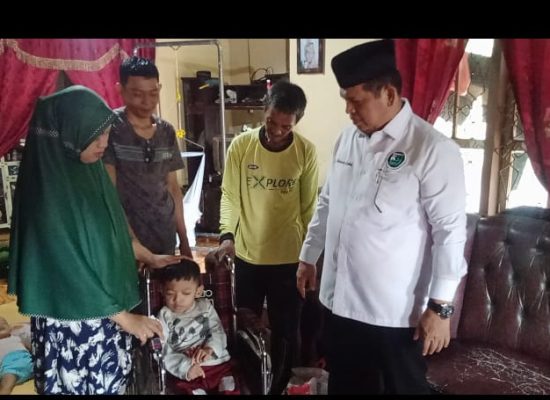 Hujan Tak Menyurutkan Sang Pejuang Duafa Menemui Rizky
