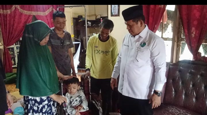 Hujan Tak Menyurutkan Sang Pejuang Duafa Menemui Rizky