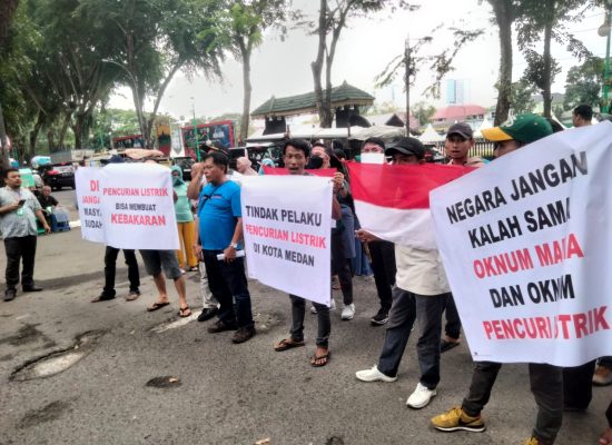 Massa Geruduk Kantor DPRD Sumut, Desak Berantas Mafia Pencurian Arus Listrik