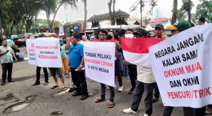 Massa Geruduk Kantor DPRD Sumut, Desak Berantas Mafia Pencurian Arus Listrik